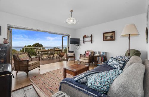Langs Beach House | Pacific Views - Langs Beach Holiday Home