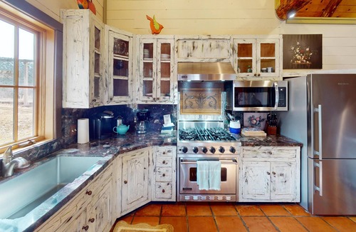 Spanish Valley Cabin | Pack Creek ~ Gate House : Beautiful Fully Renovated Cabin. Copper Soaking Tub. High-End Kitchen