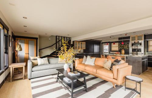 Historic District House | Paddington by AvantStay Cozy Chic Ski Lodge Mins from Mountain