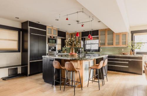 Historic District House | Paddington by AvantStay Cozy Chic Ski Lodge Mins from Mountain