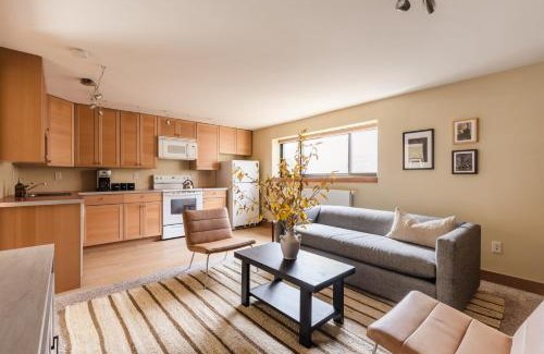 Historic District House | Paddington by AvantStay Cozy Chic Ski Lodge Mins from Mountain