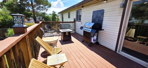 Page Apartment | Paddleboards, Air Hockey, Grill, Fire Pit, WD, Brkfst, Sleeps 10, upper
