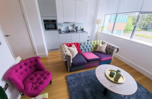 Slough Apartment | PAGE 256 BY JA'MO WITH KING BED AND FREE PARKING