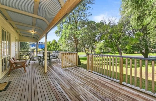 Aireys Inlet House | Painkalac Bliss I Pet Friendly Escape & Walk to the Beach