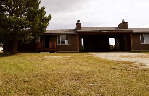 Horse Butte House | Paintbrush North- clean & quiet home with mountain views