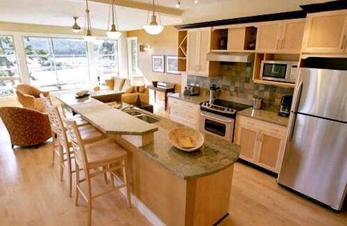 Madeira Park Resort | Painted Boat Resort