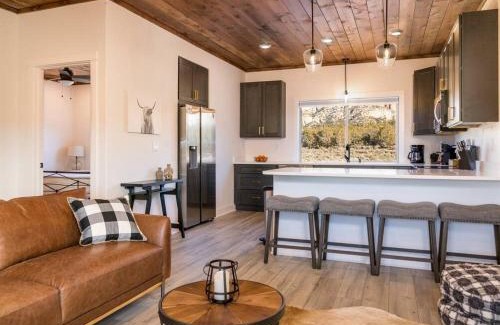 Orderville House | Painted Cliffs-Hot Tub, Amazing Views Between Zion and Bryce
