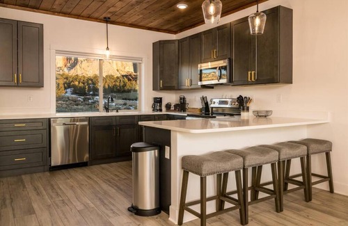 Orderville House | Painted Cliffs-Hot Tub, Amazing Views Between Zion and Bryce
