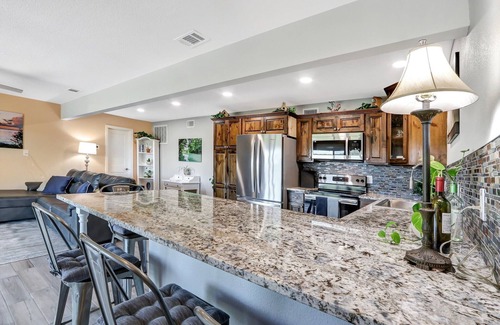 New Braunfels House | Painted Paradise Guest Suite | Romantic Hill Country Sunsets with a swimming poo