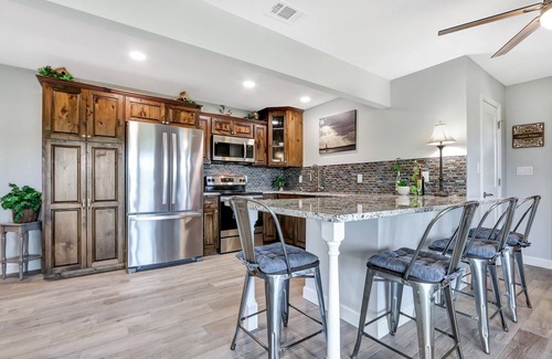 New Braunfels House | Painted Paradise Guest Suite | Romantic Hill Country Sunsets with a swimming poo