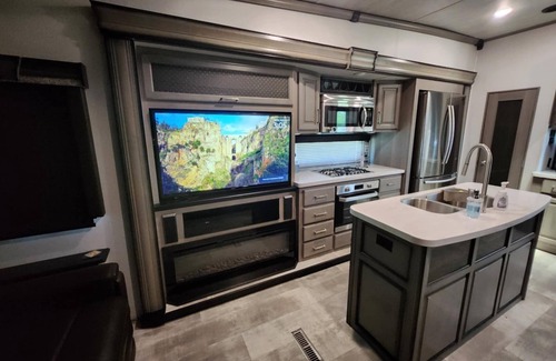 Palacios House | Palacios Cozy New 5th Wheel 2 Queen Beds