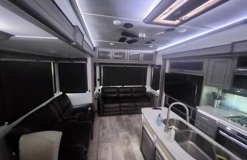 Palacios House | Palacios Cozy New 5th Wheel 2 Queen Beds