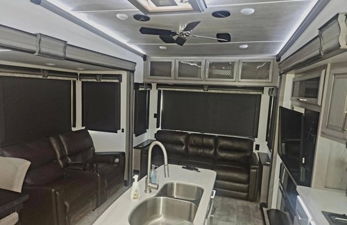 Palacios House | Palacios Cozy New 5th Wheel 2 Queen Beds