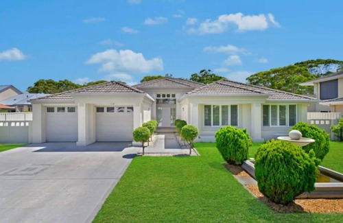 Bonny Hills House | Palatial home, pool, minutes to Rainbow Beach