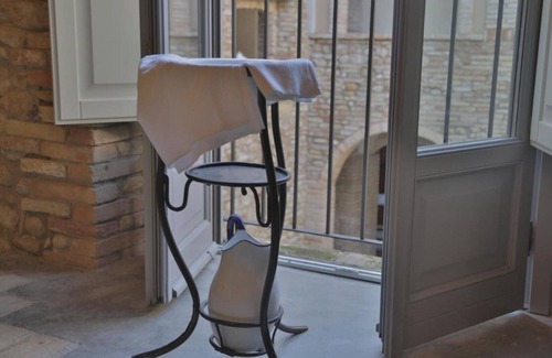 Montepagano Apartment | Palazzo Antico nella piazza di Montepagano Apartment with Sea View