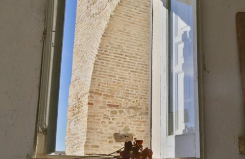 Montepagano Apartment | Palazzo Antico nella piazza di Montepagano Apartment with Sea View