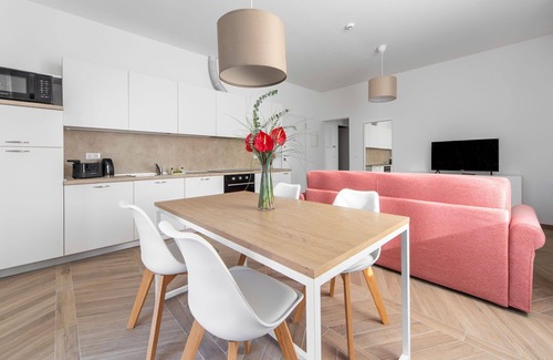 San Donato-San Vitale Apartment | Palazzo Pedretti 207, Spacious 1 Br Apartment By Halldis