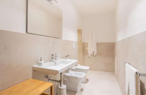 Ferrara Historic Centre Apartment | PALAZZO SABBIONI APPARTAMENTO LUSSO due CAMERE SOGGIORNO CUCINA