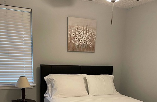 Foley House | Palm Cottage- Cheerful 3 Bedroom near Gulf Shores. Located near many attractions