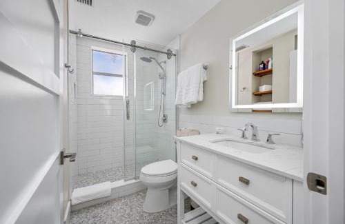 Sunset Reef House | Palm Cottage- Escape to Paradise, steps from the beach!