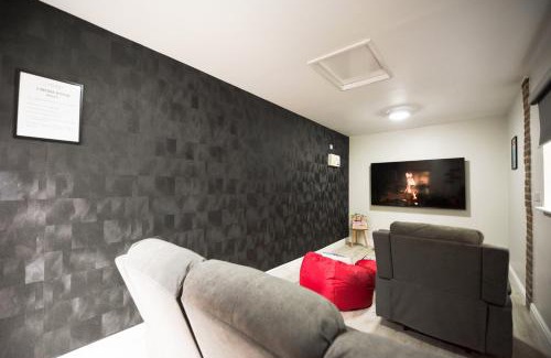 Reading House | Palm Cottage
