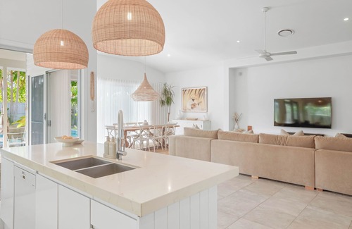 Suffolk Park House | Palm Cove Gated Beachside Retreat