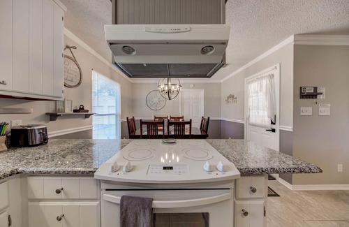 Foley House | *Palm Life* Luxury, spacious, charming 3BR/2Ba house with lighted outdoor spaces