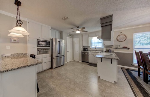 Foley House | *Palm Life* Luxury, spacious, charming 3BR/2Ba house with lighted outdoor spaces