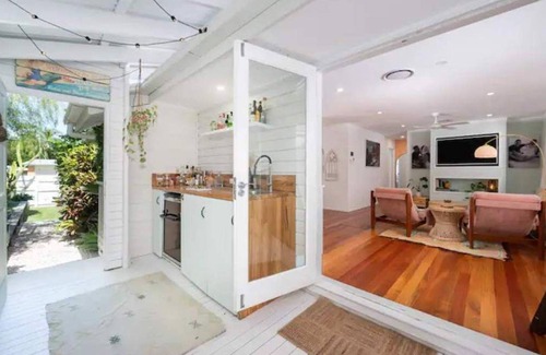 Southport House | Palm Springs Cottage in prime Gold Coast location