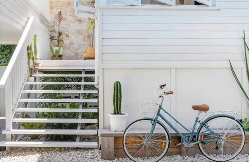 Southport House | Palm Springs Cottage in prime Gold Coast location