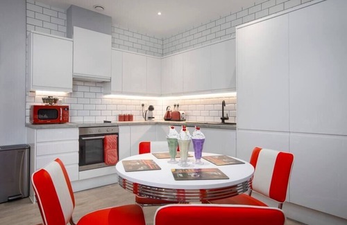 London Borough of Bromley Apartment | Palm Tree House | Diner