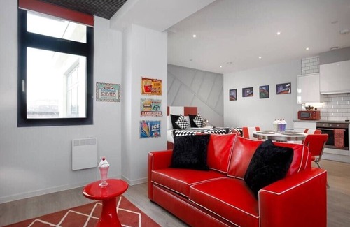 London Borough of Bromley Apartment | Palm Tree House | Diner