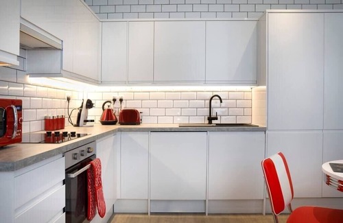 London Borough of Bromley Apartment | Palm Tree House | Diner