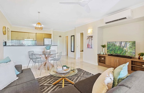 Parramatta Park Apartment | Palm View- 9 Pools, BBQ & Gym