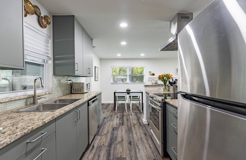 Gainesville House | Palm View ~ Newly renovated quiet home close to UF!