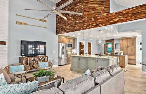 Palm Harbor House | "PALM VILLA"- Water Front Pool Home on Tip Lot sleeps 10 Bring your Boat!