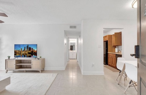 SoHo Apartment | palma ceia 2402F · Steps from Bayshore! King suite | Pool | Gym | G