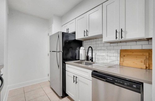 SoHo Apartment | Palma Ceia 2408F · Steps from Bayshore! King suite | Pool | Gym | E
