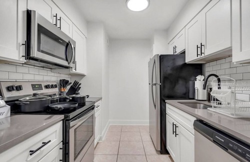 SoHo Apartment | Palma Ceia 2408F · Steps from Bayshore! King suite | Pool | Gym | E