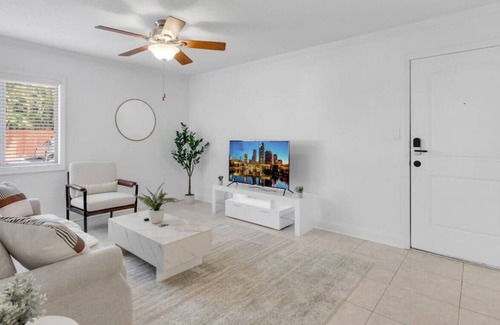 SoHo Apartment | palma ceia 2412A · Steps from Bayshore! King suite | Pool | Gym | C