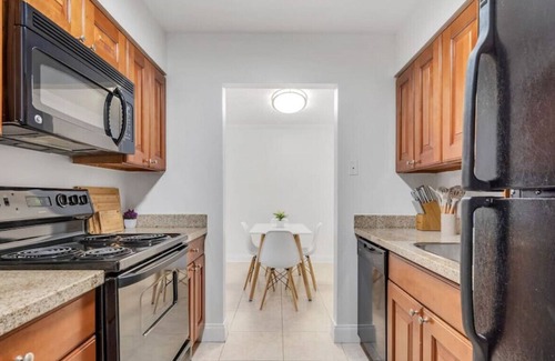 SoHo Apartment | palma ceia 2412A · Steps from Bayshore! King suite | Pool | Gym | C