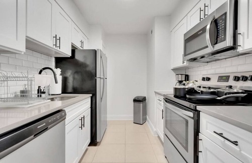 SoHo Apartment | Palma ceia 2412H · Steps from Bayshore! King suite | Pool | Gym | D