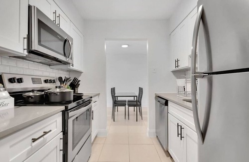 SoHo Apartment | Palma ceia 2412H · Steps from Bayshore! King suite | Pool | Gym | D