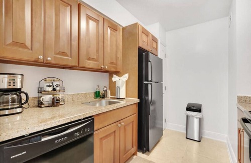 SoHo Apartment | palma ceia 2416H · Steps from Bayshore! King suite | Pool | Gym | H