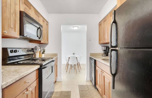 SoHo Apartment | palma ceia 2416H · Steps from Bayshore! King suite | Pool | Gym | H