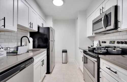 SoHo Apartment | palma ceia 2419D · Steps from Bayshore! King suite | Pool | Gym | B