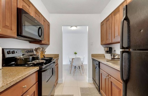 SoHo Apartment | palma ceia 2421E · Steps from Bayshore! King suite | Pool | Gym | A