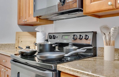SoHo Apartment | palma ceia 2421E · Steps from Bayshore! King suite | Pool | Gym | A