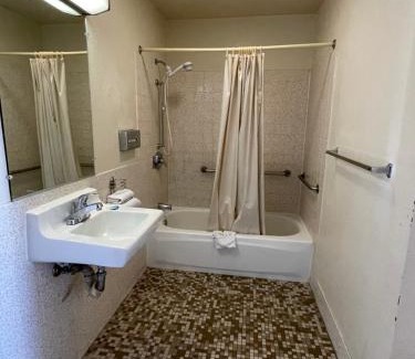 Palmdale Hotel | Palms Inn & Suites