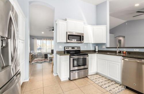 Glendale House | Paloma Crush Near Cardinal Stadium & Football Fun